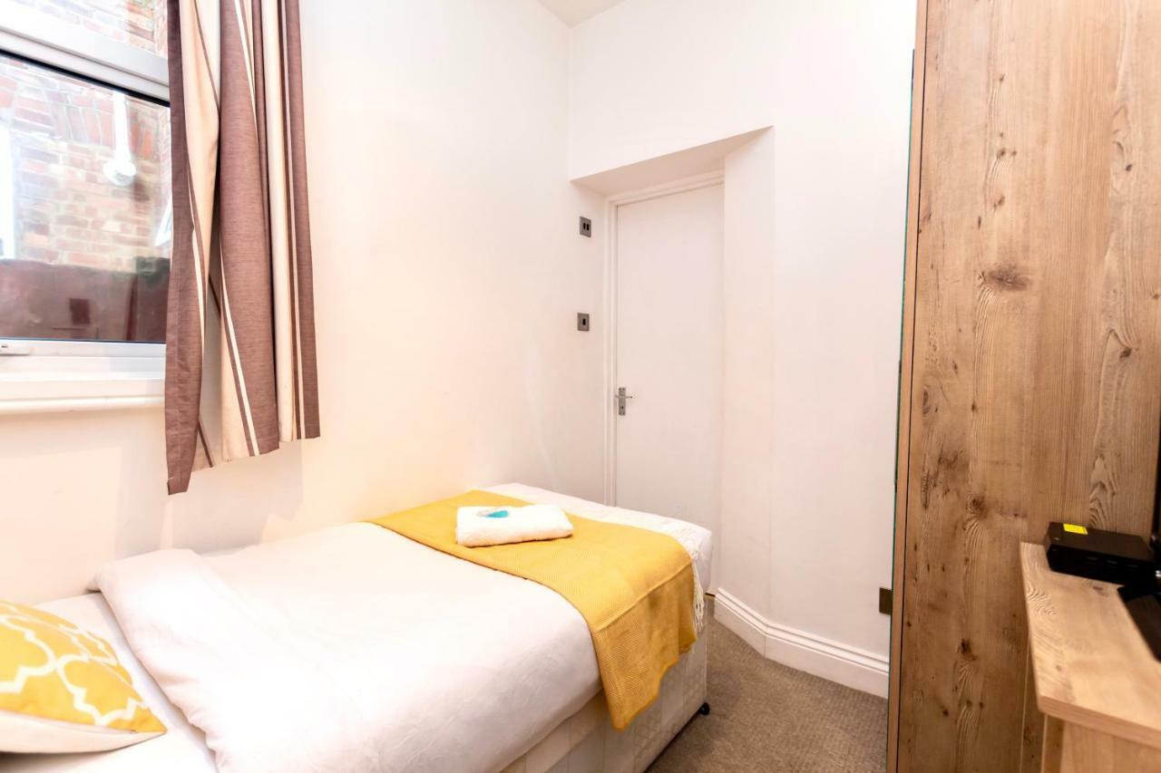 Oyo Tamtam Acton Hotel Лондон Экстерьер фото