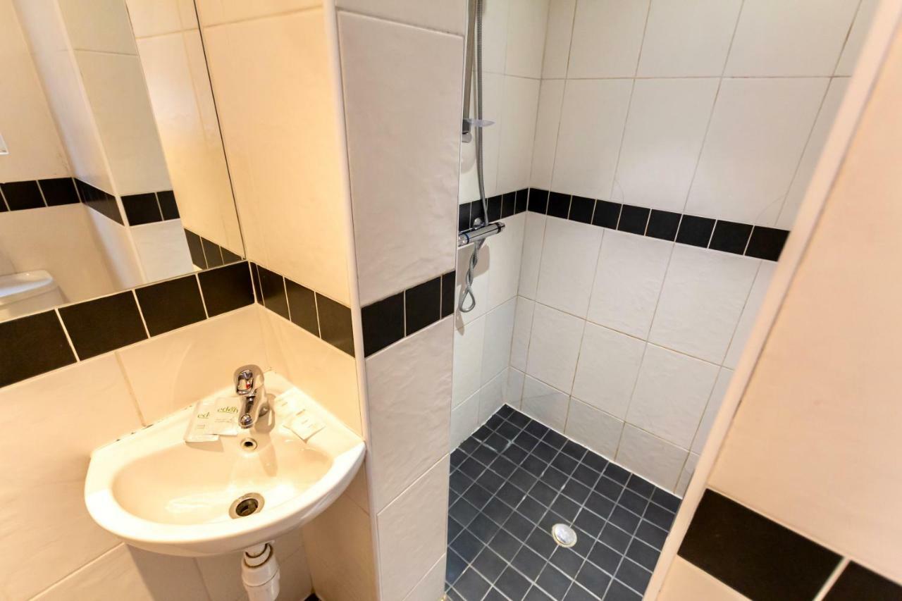 Oyo Tamtam Acton Hotel Лондон Экстерьер фото